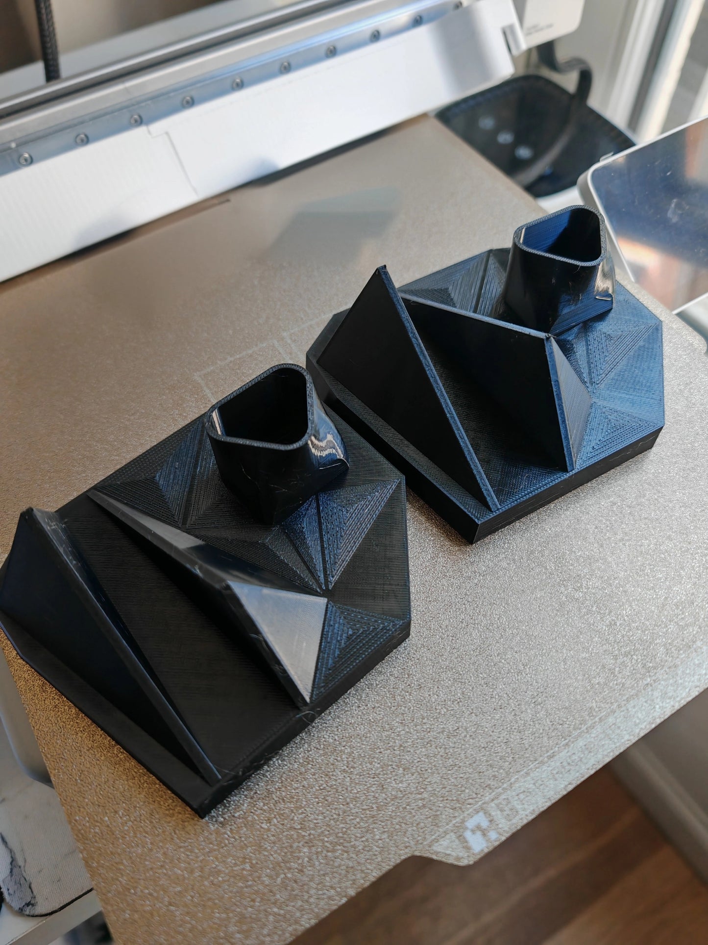 2-in-1 Vertikalständer für NVIDIA Shield TV Pro mit Fernbedienungshalterung | Geometrisches Design