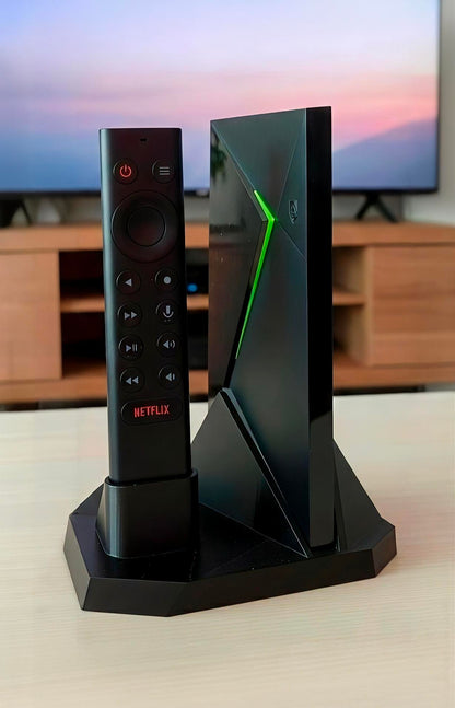 2-in-1 Vertikalständer für NVIDIA Shield TV Pro mit Fernbedienungshalterung | Geometrisches Design